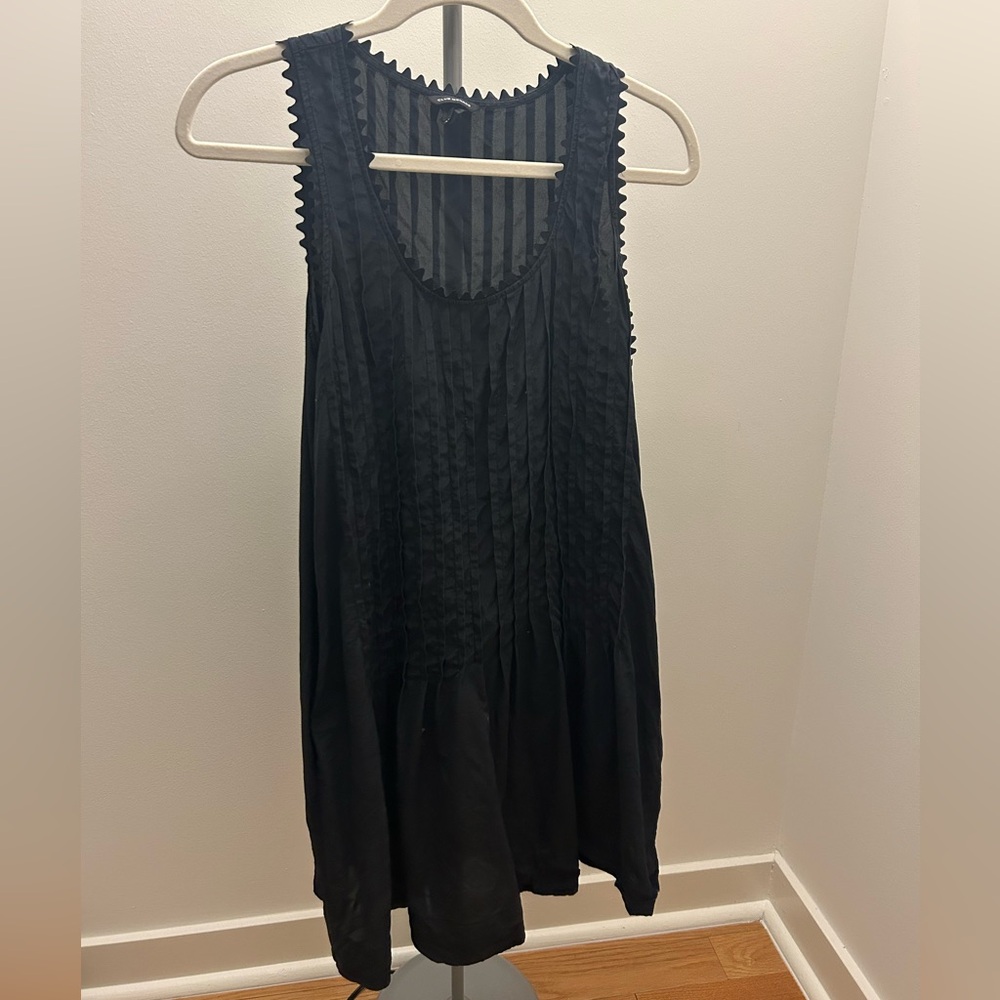 Club Monaco Black Pleated Sleeveless Blouse